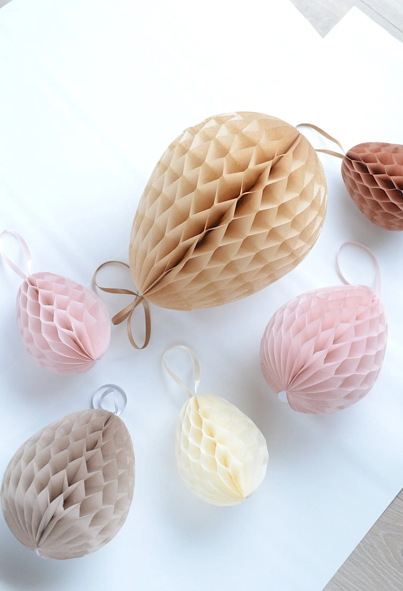 Easter egg honeycomb decoration - custom color - 15cm